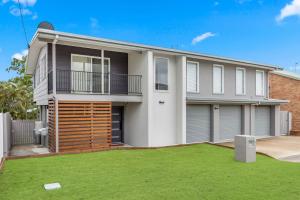 Hillcrest House - A Poolside Retreat on the Coast