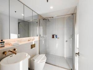 Sunset view 2B2B apt Box Hill w Parking+Gym+BBQ