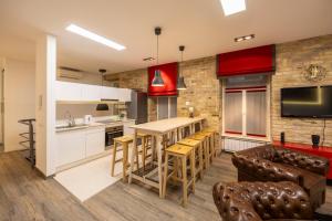 Deluxe Central Elizabeth Residence w 4BEDRM, 2BATHRM, 1LVNGRM