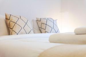 Bright 2BR flat off trendy Chiswick High Road