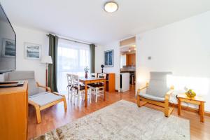 Bright 2BR flat off trendy Chiswick High Road