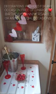 Min yr Afon - Cabin - Sleeps 2 - Hot Tub - Parking