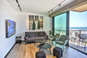 Stunning 1BR Beach Apartment - Тель-Авив
