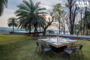 StayVistas Lake Pearl Serenity - Riverside, Mountain-View Villa with Jacuzzi, Sprawling Lawn & Terrace