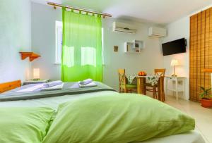 Studio with shared garden 3 min walk to the beach