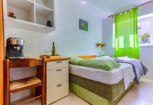 Studio with shared garden 3 min walk to the beach