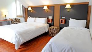 Hotels Logis Hotel La Breche de Roland : Chambre Triple - Vue sur Jardin