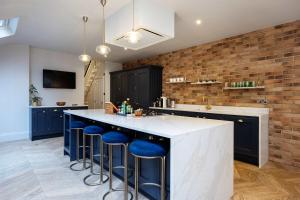 Veeve - A Vision in Blue