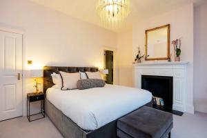 Veeve - A Vision in Blue