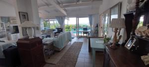 Magnificent 10 sleeper beach cottage SeaShells