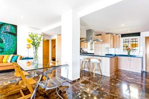 Apartment with sea views