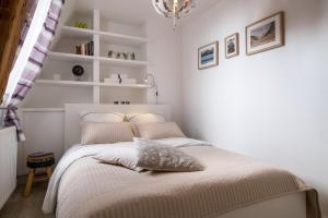 2 bedroom apartment in the heart of the old town
