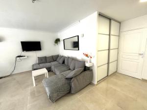 Nice Port , 2BR, 6 Guests, Walk to Beach and Old Town