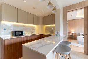 Stylish 1 Bedroom Apartment with Golf View, Steps from Bang Tao Beach, Allamanda Laguna