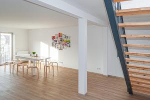 5 Zimmer nahe Hauptbahnhof,10 Betten,vollausgestattet,neu saniert,Parkplatz,Dachterasse