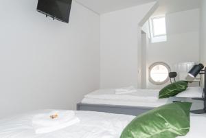 5 Zimmer nahe Hauptbahnhof,10 Betten,vollausgestattet,neu saniert,Parkplatz,Dachterasse