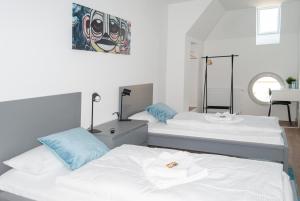 5 Zimmer nahe Hauptbahnhof,10 Betten,vollausgestattet,neu saniert,Parkplatz,Dachterasse