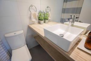 Departamento Sebastian, Elegancia en el Golf, Metro, Terraza Espaciosa