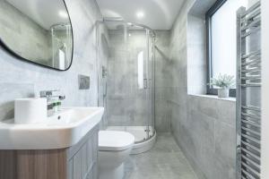 Luxury 3-Bed, 3-Bath Penthouse - Leeds City Centre - underground parking