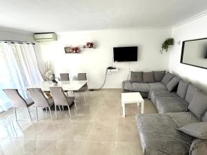 Nice Port , 2BR, 6 Guests, Walk to Beach and Old Town
