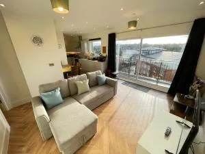 Urban Living with Wi-Fi, Balcony & Parking - Harefield