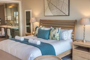 Seafront Condo at The Pier 25