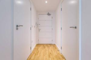 Very Modern 17min London Paddington, 8min legoland