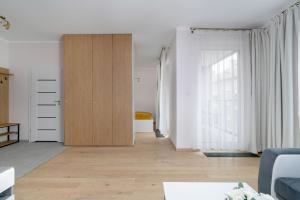 Apartment with Balcony and Free Parking in Poznań by Renters