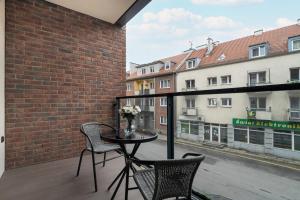 Apartment with Balcony and Free Parking in Poznań by Renters