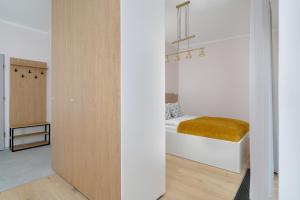 Apartment with Balcony and Free Parking in Poznań by Renters