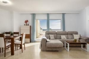 Right on the beach - 4BR Seaview