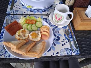 Affordable bedspacer good for 8 with breakfast