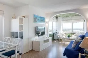 Bright Apartment Steps Away from the Beach - Mareny Blau