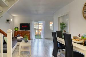 Two-Floor Penthouse w Spa Tub & Outdoor Terrace