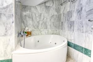 Two-Floor Penthouse w Spa Tub & Outdoor Terrace