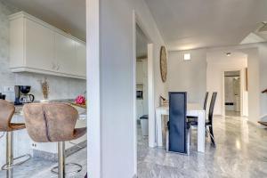 Two-Floor Penthouse w Spa Tub & Outdoor Terrace