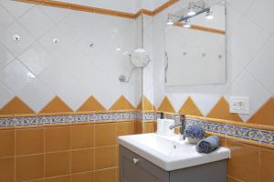 Rooftop View Escape - 1 Minute to Center and Fast Wi-Fi