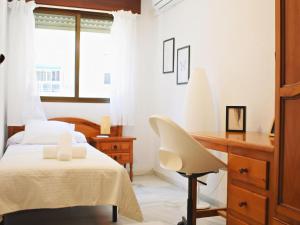 Amplio y luminoso apartamento cerca del centro y la playa con piscina y parking privado