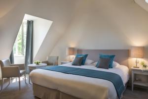 Hotels Hotel Aux Vieux Remparts, The Originals Relais : photos des chambres