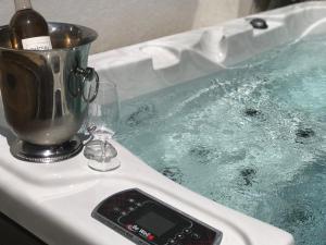Maisons de vacances Lodge Valbelle, maison independante avec jacuzzi : photos des chambres