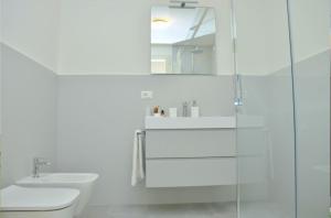 Charming apartment with terrace by the sea