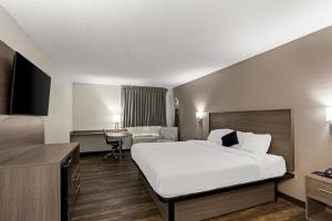 Queen Room - Disability Access room in Fairbridge Inn Caseyville