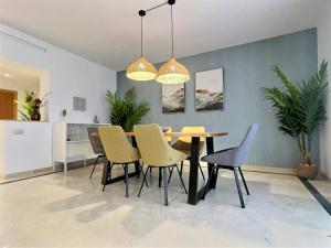 Superb 3-bed penthouse minutes drive to the beach