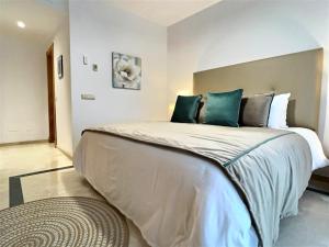 Superb 3-bed penthouse minutes drive to the beach