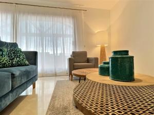 Superb 3-bed penthouse minutes drive to the beach