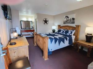 Premium Queen Room room in The Lodge at Russell - Russell Inn
