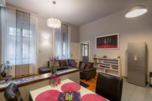 Lovely purplish apartment heart of the city