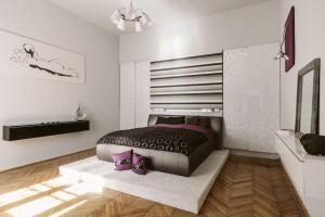 Lovely purplish apartment heart of the city