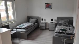 10 Personen Monteurwohnung bei Würzburg fünf Schlafzimmer incl eigener Parkplatz - nur Einzelbetten