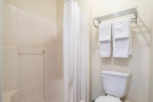 The Vistas 119 Modern studio with full kitchen 1st floor great location